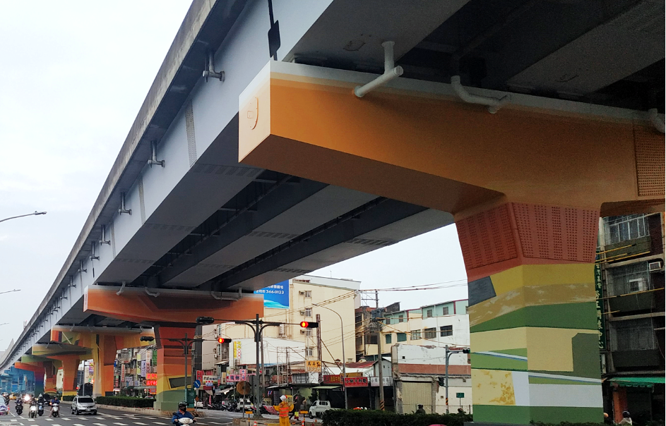 高市府為提升高雄城市美學，進行改造捷運紅線楠梓加工區站（R19）至後勁站（R20）的24組高架橋墩，15日新完成彩繪作業，讓高雄捷運橋墩變美了！（圖：高市府提供）