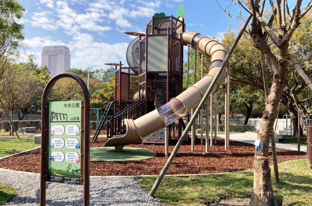 中央公園特色遊戲場18日正式啟用，遊戲場以森林生態、雀鳥飛翔為概念，呼應捷運站體展翅飛揚的造型，利用遊戲設施帶動兒童鑽低爬高，如同奔跑跳躍於森林樂園般，賦予兒童更豐富的五感遊戲環境。（圖：高市府提供）