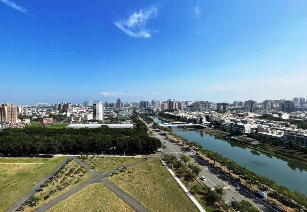 後勁溪整治成果良好，同時水利局也強化水岸植栽綠美化，展現後勁溪優美景觀，連帶推升後勁溪水岸景觀宅高樓層，售價挑戰4字頭行情。