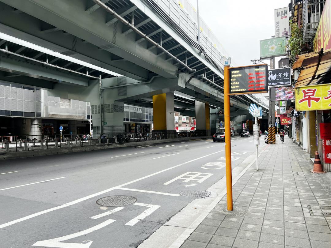 主要幹道公車路線眾多，可通往各區。