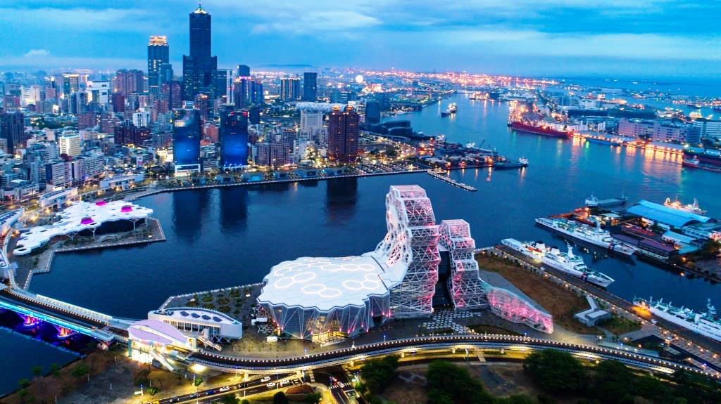港埠旅運中心開放，3月6日即將來到高雄掛靠的麗晶七海郵輪公司旗下「七海探索者」及荷美郵輪公司旗下「威士特丹」等2艘郵輪，預計帶來大量郵輪國際旅客造訪高雄，高市府也結合駁二特區推岸上觀光遊程，可望讓愛河港灣景觀宅增添更多人氣。（圖：高市府提供）
