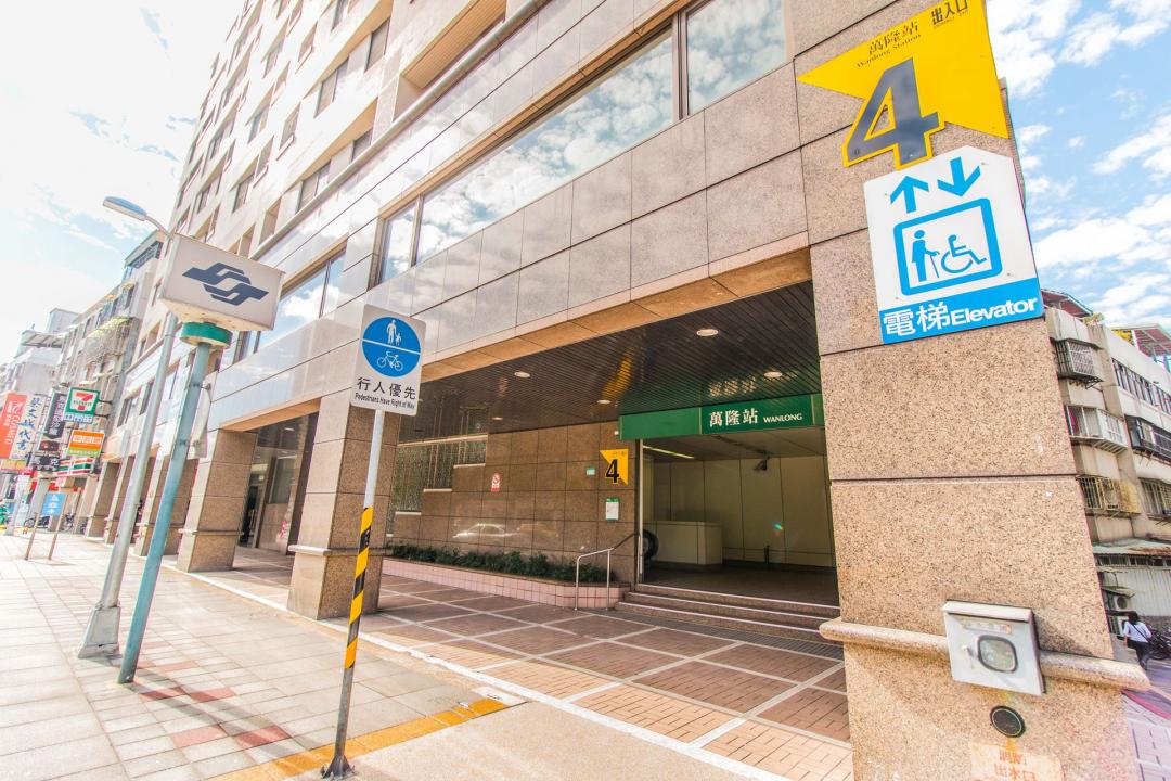 同樣約15分鐘內到北車，捷運萬隆站距離捷運公館站僅差一站，但萬隆站平均房價比公館站每坪便宜30萬。（永慶房屋提供）