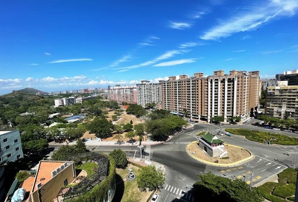 為紓解台17線之車流，同時因應將開闢新台17線濱海聯外道路(德民路-必勝路）30公尺寬，計畫取得北起必勝路、南至桃子園路間之都市計畫道路用地，南門圓環將採十字路型改善，設計速率50KPH及路口轉向專用車道配置，保留舊城廣場前方空間完整性及延續感。