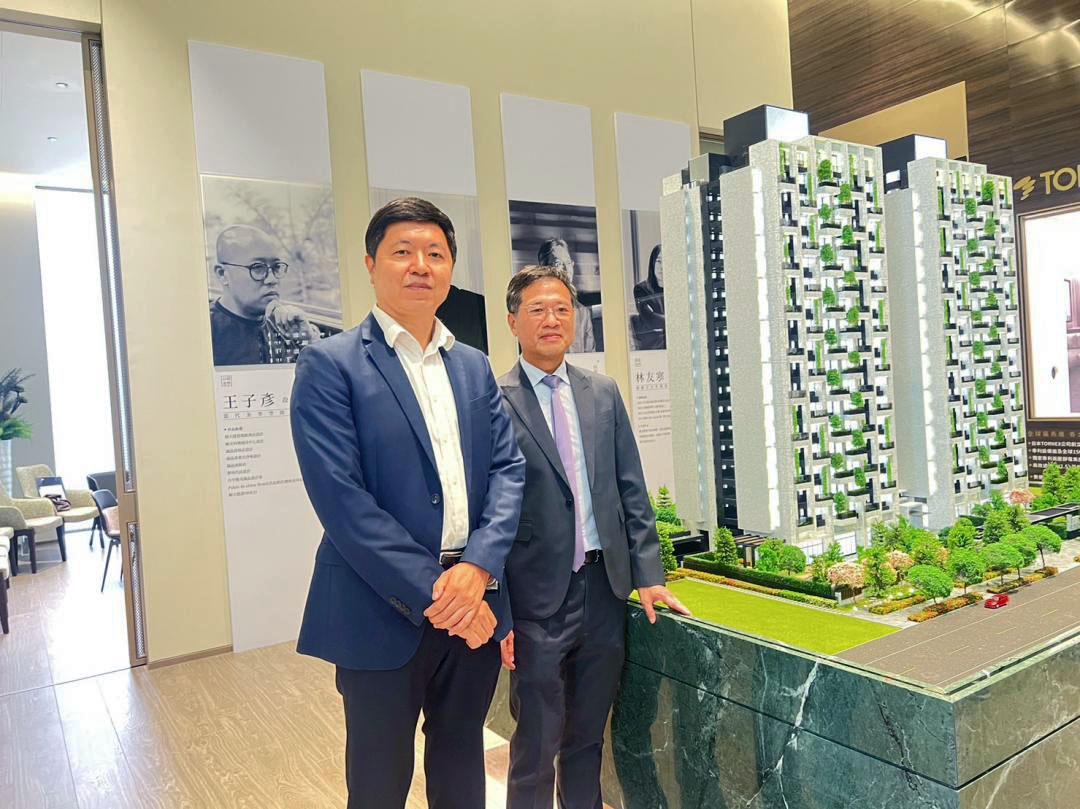 順天建設二代兼執行董事柯啟新(左)指出，未來以邊建邊售為主。