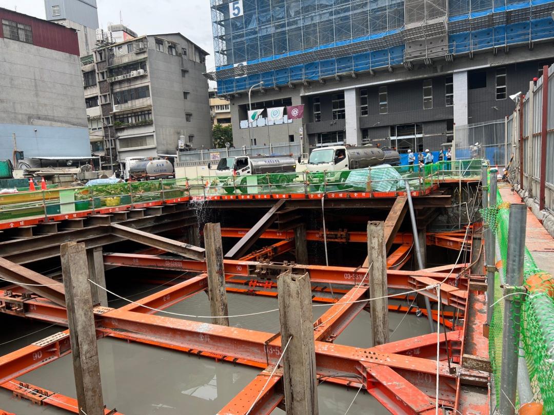 信義區建案「東昀昀」13日發生天坑道路崩塌，台北市建管處徹夜回填。（台北市建管處提供）