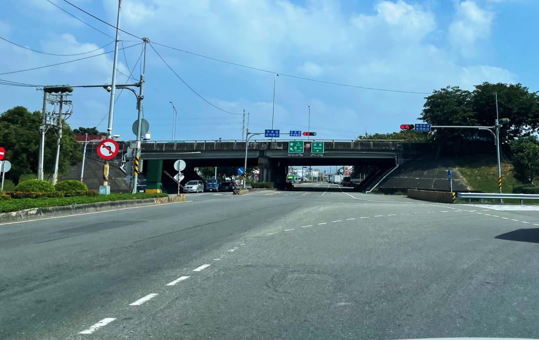 位於岡山的北高雄產業園區距國道 1 號高科交流道、岡山交流道均為15分鐘車程。