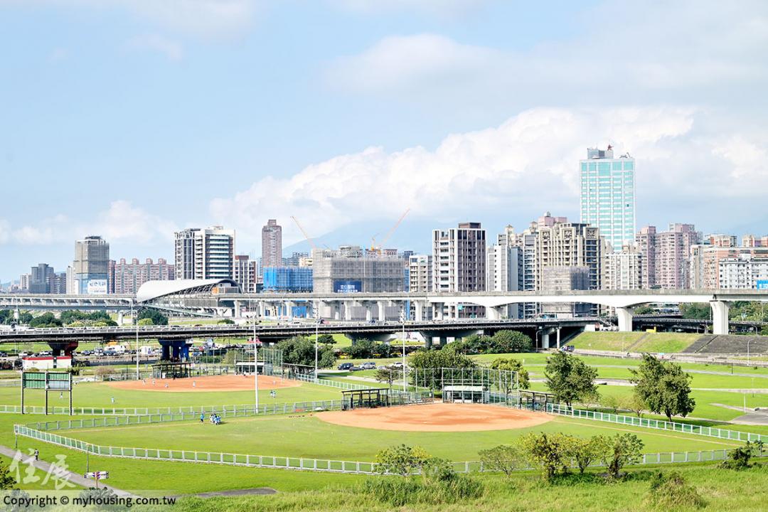 5月北台灣新建案房市市況，5月分數43分，分數較4月減少4.6分，對應燈號維持綠燈。(住展提供）