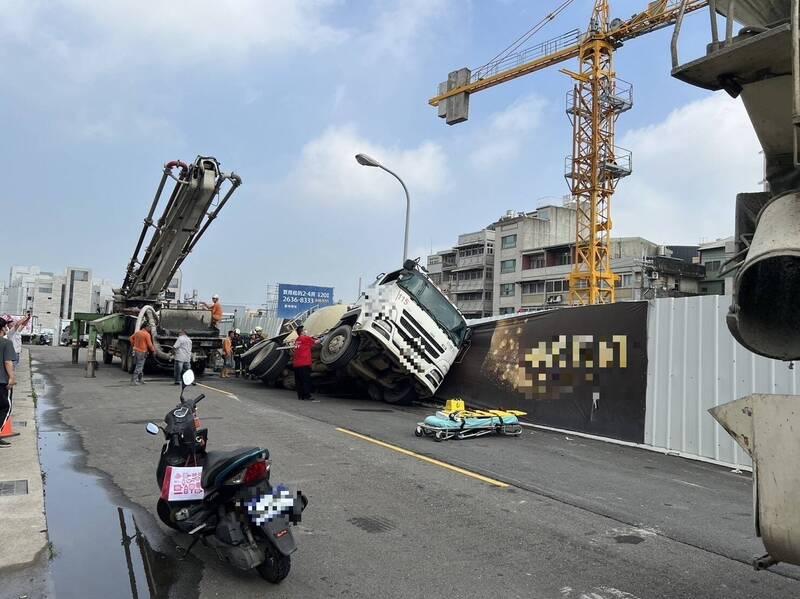 近期台中市工安意外不斷，5日又驚傳沙鹿地區錦華街一處建案工地由於路面塌陷，造成預拌混凝土車側翻。(圖/資料照，民眾提供)