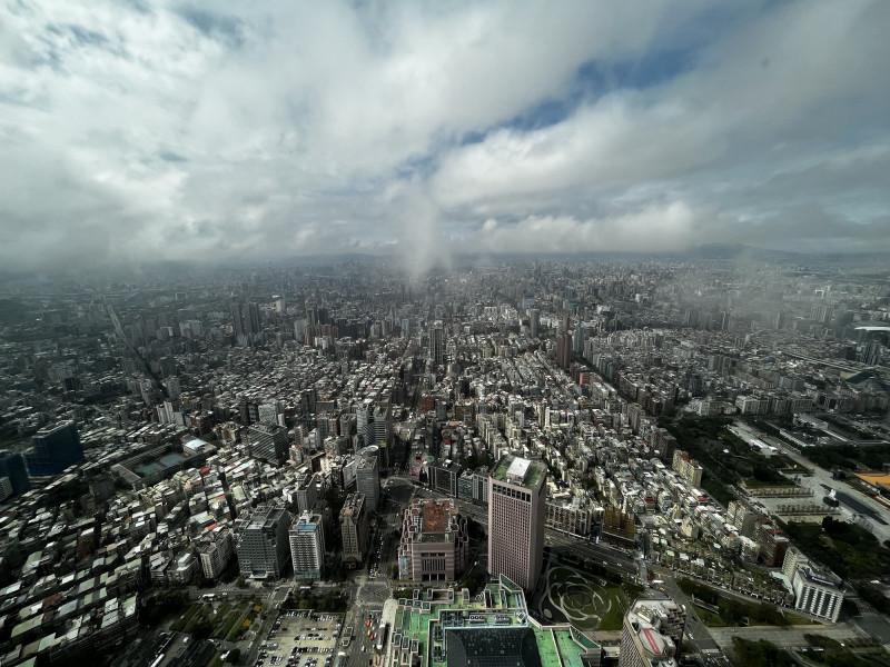 根據內政部統計月報，今年前4月，全國建物買賣移轉棟數平均面積約30.6坪，相較2016年全年平均約33.7坪，減少3.1坪，相當於直接少掉1間房間。 （記者徐義平攝）