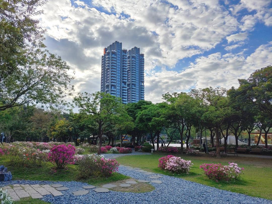 「One Park Taipei元利信義聯勤」享有大安森林公園第一排景觀，為黃金地段的頂級豪宅。(圖/台灣房屋提供)