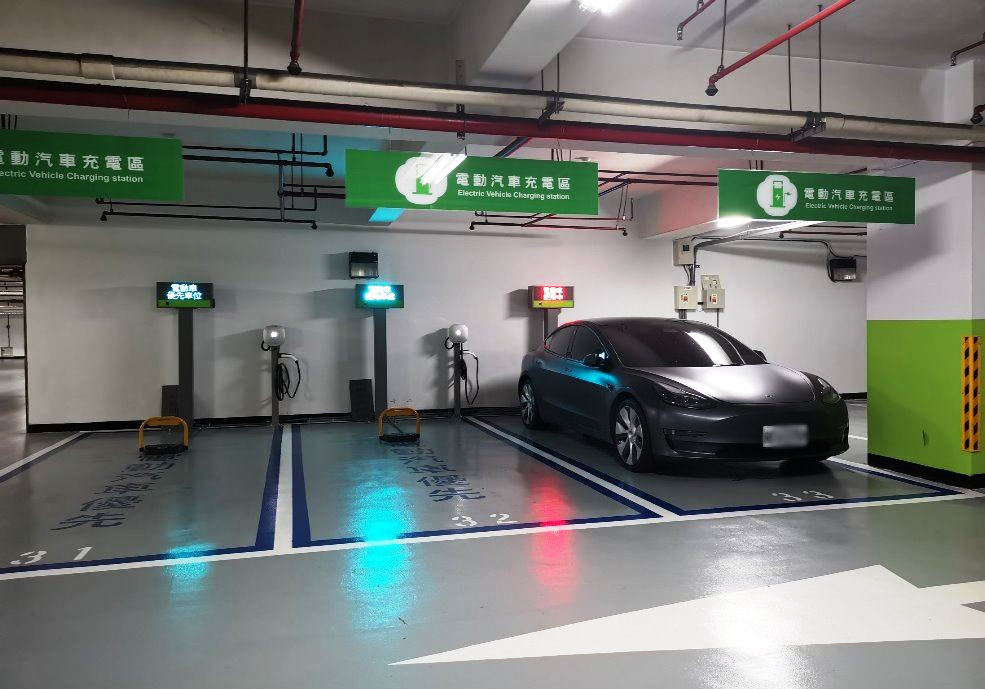 2022年底電動車為 3.6 萬輛，較2017年底增 21 倍，其中自用小客車2.8萬輛，增幅達 35 倍，其中北市又占了全台的將近2成。(圖/資料照)