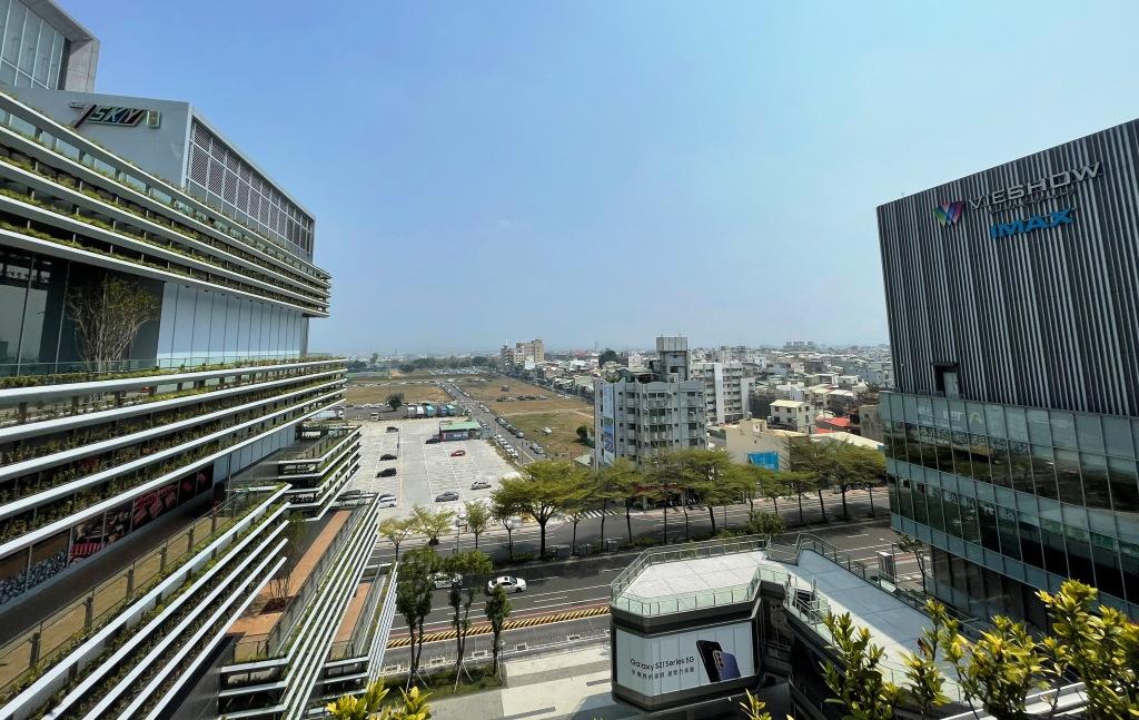 南市東區平實營區重劃區，營造優質良好的生活氛圍，且坐擁南紡購物中心、平實公園旁，國賓商圈與多所優質學府，生活機能完整到位。