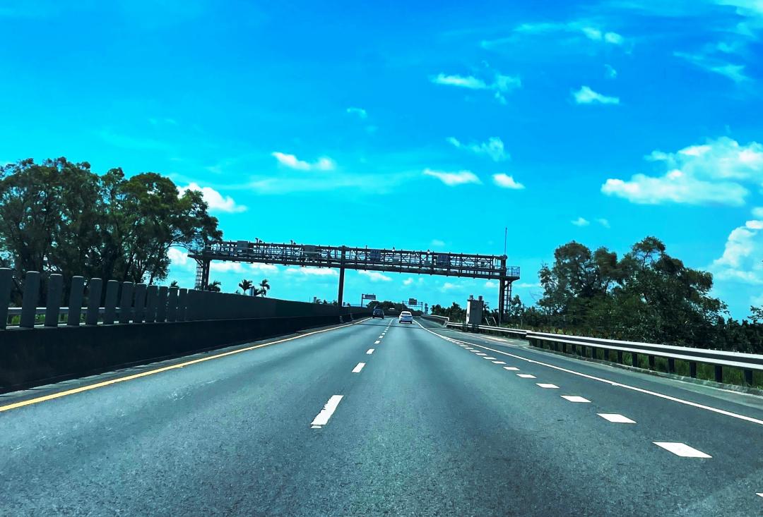 潮州生活圈迅速連通台88號東西向快速道路，僅約5~8分鐘車程，通往高市中正辦公商圈也約20~30分鐘車程，對外交通順暢便利。