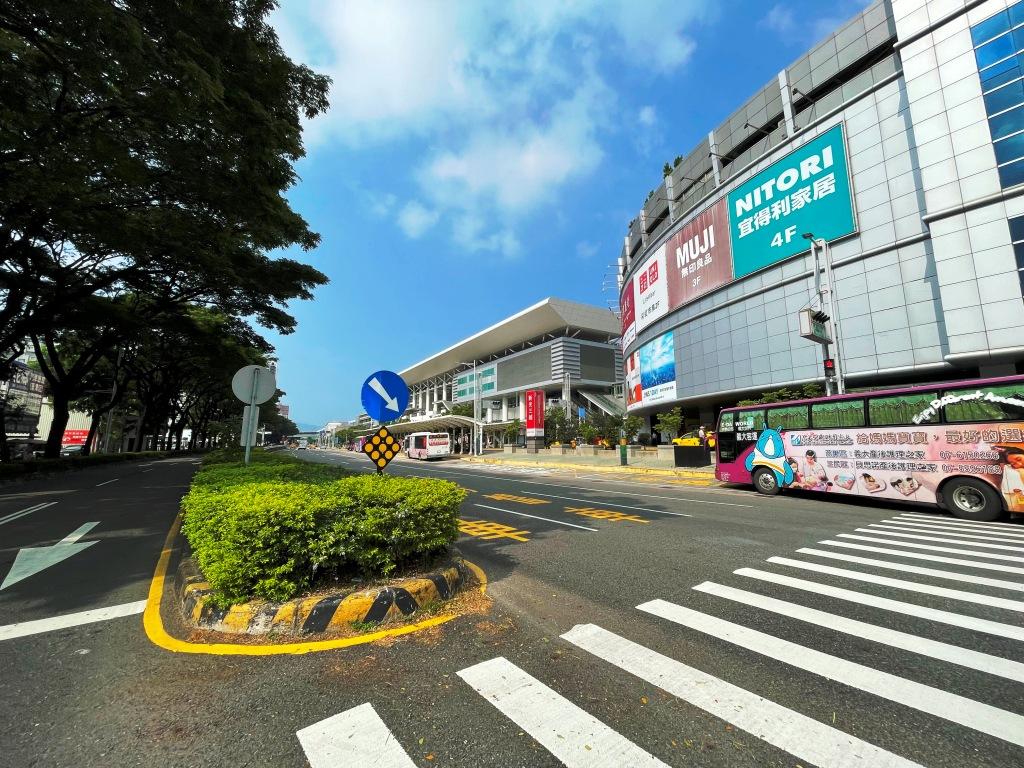 仁武八德生活圈，連結高鐵左營站與新光三越百貨左營店，僅約10分鐘車程。 