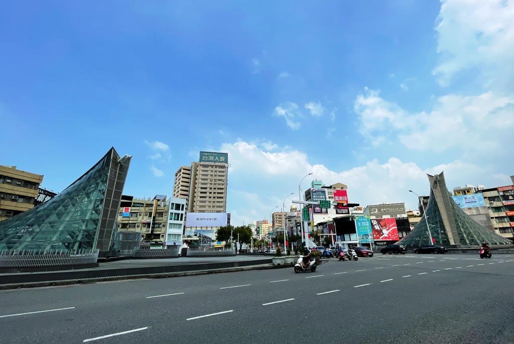 美麗島捷運站區坐擁高雄捷運紅線與橘線二線交會站優勢，加上迅速串連南高雄各大百貨商圈，站區周圍高質感住宅大樓供給限量，成為當前頗受市場矚目產品。