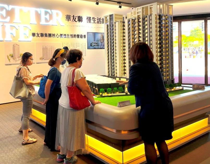 高雄近2年每季建物買賣性別佔比，男性購屋人次比例均比女性還要來的低，約落在47.1%~48.7%左右，而女性購屋人次比例，每季均超過50%以上，最高還比男性購屋比例多了5.7個百分比。