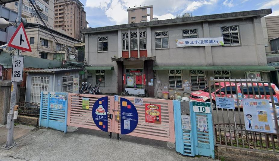 「新北市板橋區介壽段146地號等6筆公私有土地都市更新案」占地389坪，位屬商業區，鄰捷運府中站及新北市交通核心樞紐之板橋車站。(圖/取自google街景)