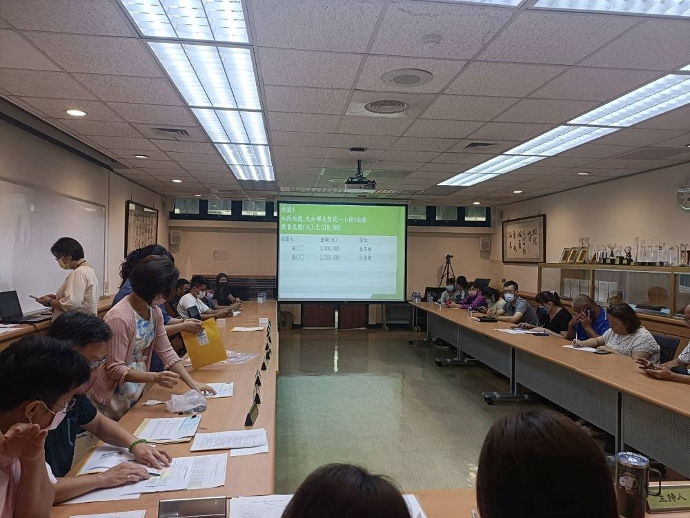 屏縣府今年度第1次市地重劃區抵費地公開標售，釋出包括九如鄉九智、九和市地重劃區及鹽埔鄉鹽南市地重劃區共10筆土地，開標結果順利標出7筆抵費地，標售金額約7558萬餘元，脫標率70％，整體溢價率25.5％。 （圖：屏東縣府提供）