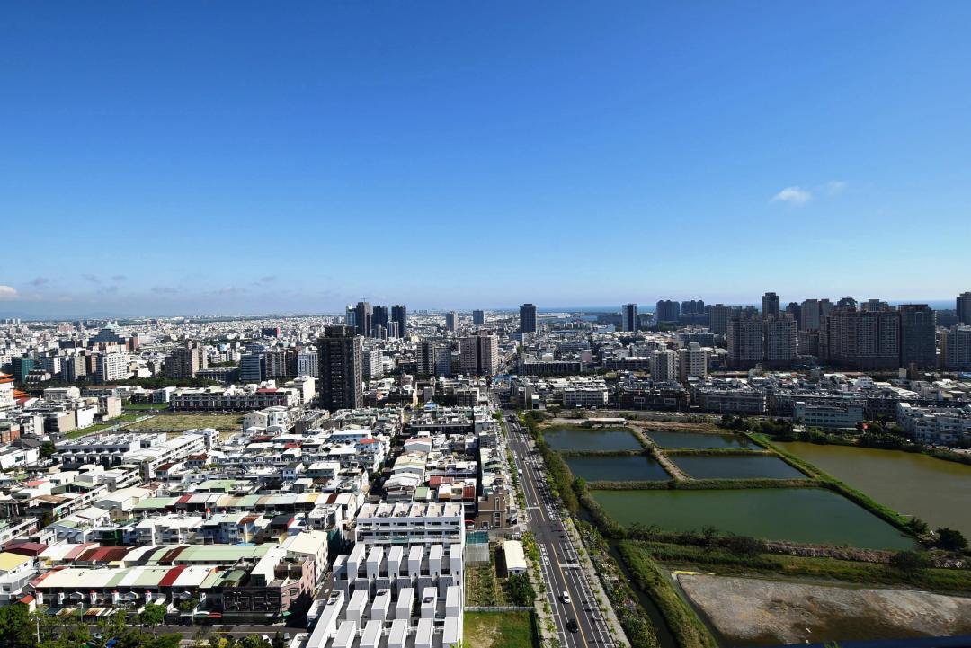 法定空地經政府指定為公設保留地的道路用地，並無償供民眾通行，居然可以申請免徵地價稅。