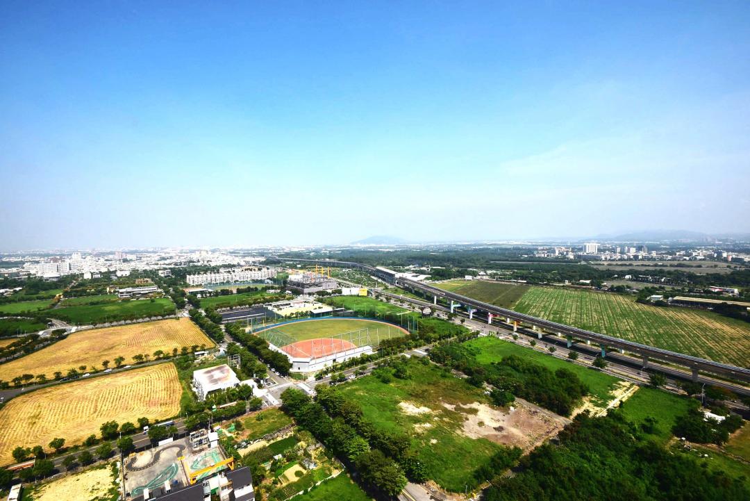 高雄新市鎮生活圈緊鄰高雄都會公園、捷運紅線與台1線省道，綠地優質環境且交通便利，成為高質感景觀大樓推案新重鎮。