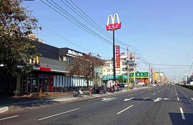 位於鳥松中正路鄰近捷運黃線的麥當勞鳥松店建商持有2年後,今年6月以2.12億元加價轉手,蟬聯鳥松區最貴房地交易。(圖：台灣房屋提供)