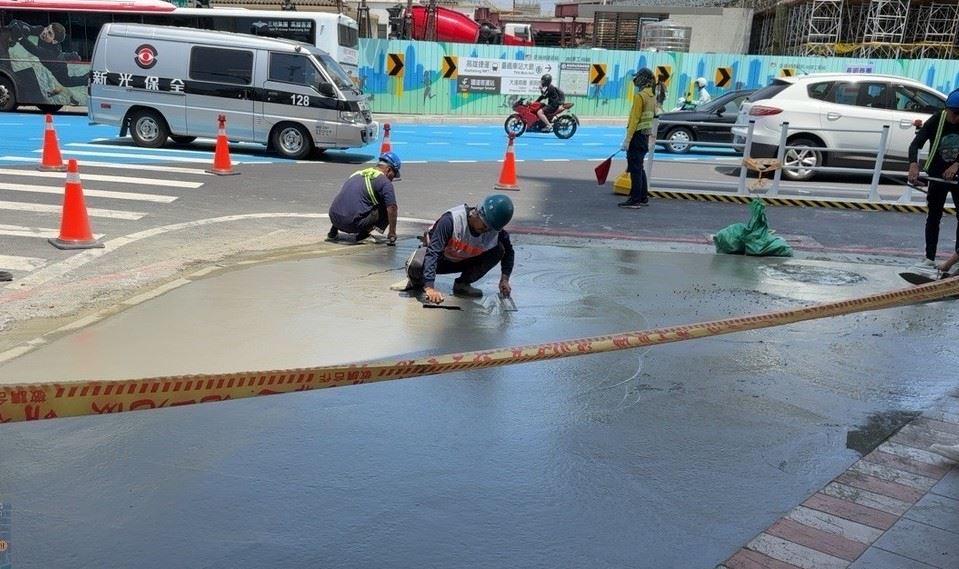 繼日前站西路完成永久路型，站前建國路人行道也進行改善，以優化周邊整體機能。（圖：高雄市府提供）