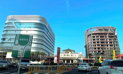高雄新火車站門面與通行道持續改善 周圍15分車程新案都來沾光