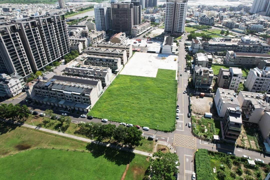 高市府地政局112年度第3季開發區土地標售，共計推出8標8筆優質建地，其中高大特區釋出1筆住三土地，面積約1582坪，地形方正，臨大學10街及大學17街，近藍田公園及楠梓家樂福商圈，受到建商矚目。（圖：高市府地政局提供）