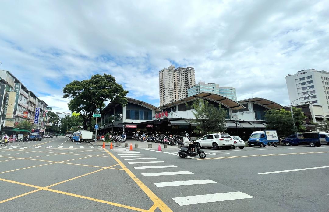 高市苓雅武廟生活圈，坐擁成熟商圈與綠地環境，串連文化中心與市區百貨商圈，成為完整生活圈型態，帶動區域房市成長。