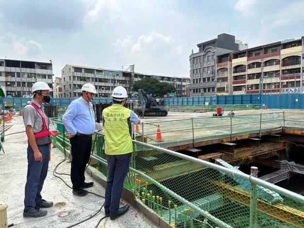 南市府工務局上星期針對新建建築工程申報深開挖勘驗案件，進行無預警查核，針對新建工程申報地下室開挖件，會持續嚴格稽查，以確保施工過程安全，不會發生損鄰情事。（圖：台南市府提供）