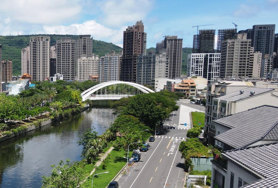 美術館園區的愛河中游段，與中都生態園區相隔愛河二岸，坐擁優美水岸景觀。（圖：業者提供）