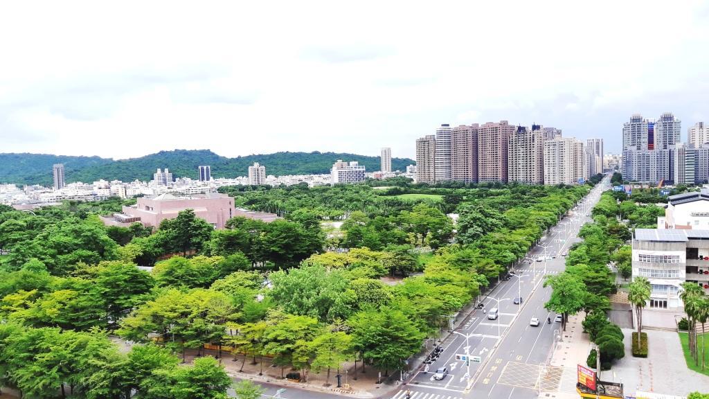 美術館核心區生活圈，坐擁綠地、水景優質居家環境，加上鐵路地下化建設與輕軌建設、大美術館計劃等優勢條件下，帶動景觀大樓市場蓬勃成長。