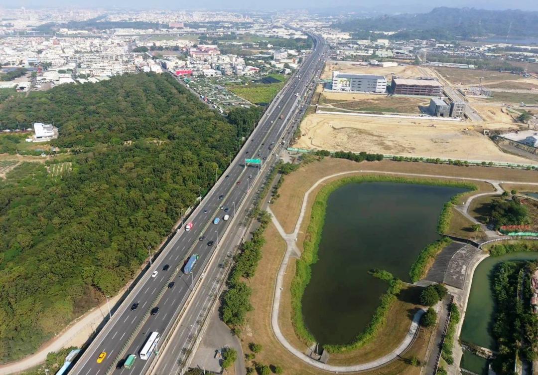目前高市已核定計44件開發案場，其中包括鳳山區三井LaLaport購物中心、楠梓及仁武產業園區、永安彌陀地區太陽光電廠、鳳山縣舊城遺跡歷史公園等，將設置36座滯洪池，滯洪量體合計66萬噸。（圖：高市府水利局提供）