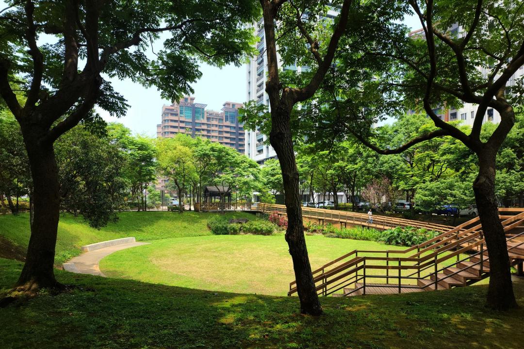 「亞昕森匯」以文化二路為軸心，座落雙臨路、雙公園寧靜街廓。