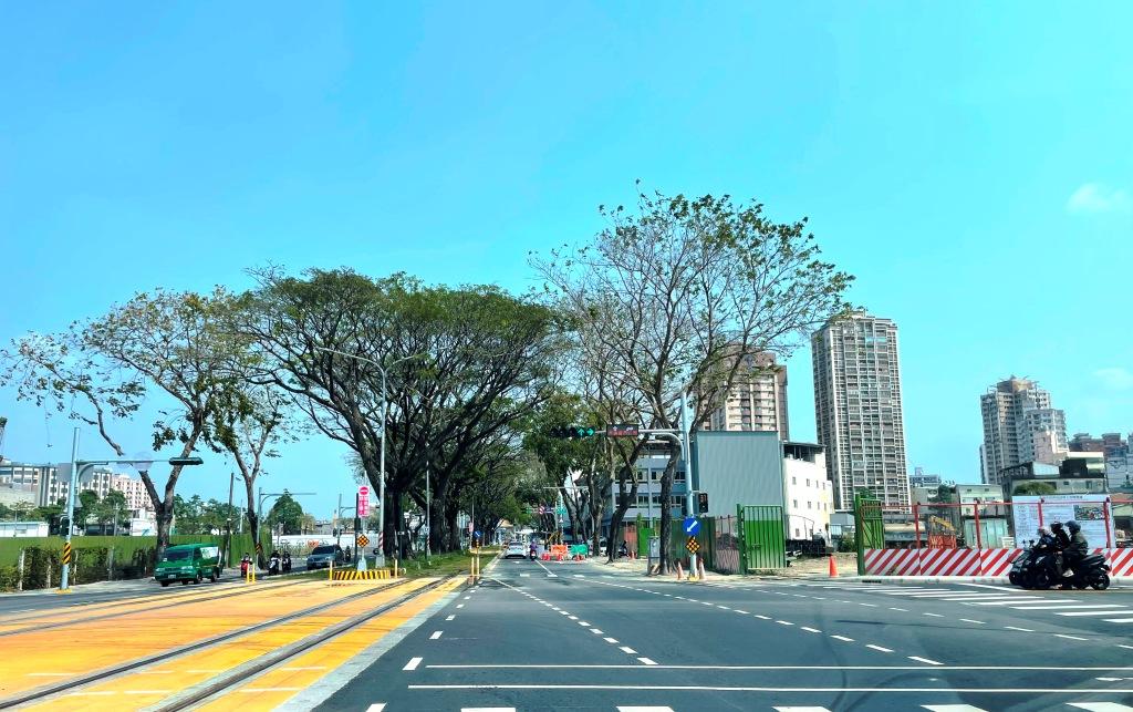 輕軌二階今年元旦已成圓通車，位於大順一路、河堤南路旁，高市府正進行面積達1.14萬坪的107期重劃工程，預計3月底龍德新路東延至民族一路，打造串連博愛路、自由路與民族路等北高雄三大交通幹道之交通動脈。