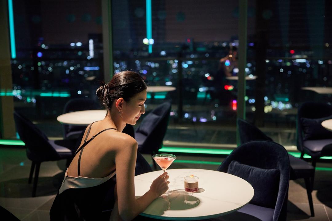 32樓設置了空中酒吧及高空玻璃步道，白天眺望阿里山，晚上可欣賞夜景。(業者提供）