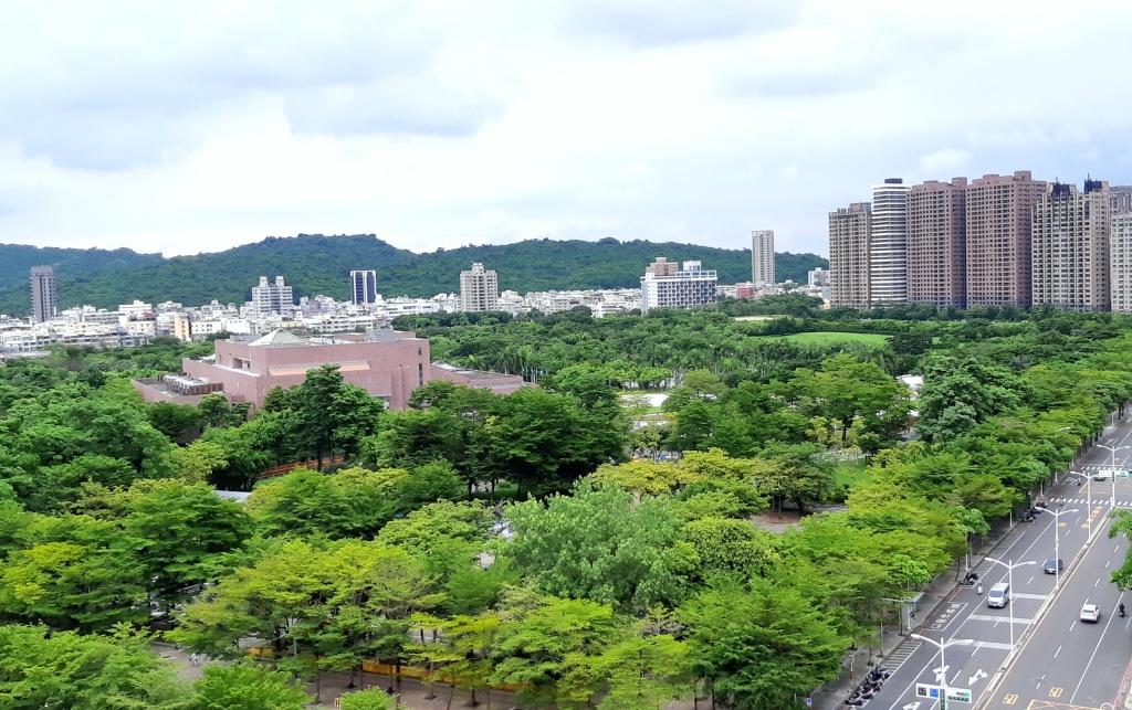 美術館南區生活圈因坐落有高雄市立美術館，營造出相當濃厚的人文藝術氛圍，也因坐擁青海路商圈與愛河、中都生態公園休閒綠地，同時在鐵路地下化、輕軌建設完工等優勢條件下，該區新完工的輕豪宅大樓供給逐漸稀缺，房價帶站上5字頭，富豪區燙金門牌效應發威。