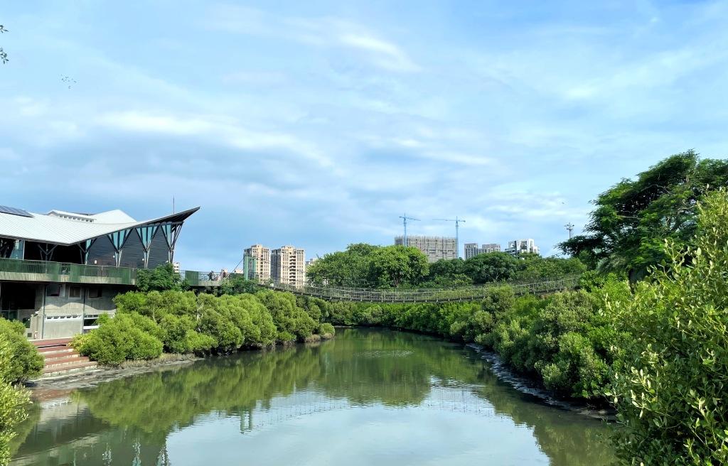 緊鄰北高雄美術館園區的中都重劃區，坐擁上萬坪中都溼地公園綠地水景，且迅速連結新火車站商圈與高鐵左營站區。