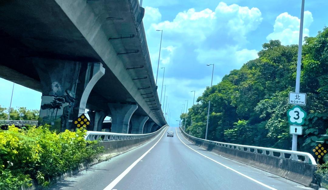 國道3號麟洛交流道讓麟洛聯外交通便捷，透過高速路網連通高市鳳山約30分鐘車程。