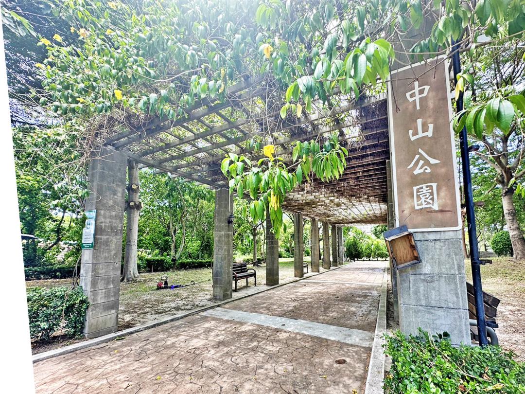 台中大甲中山公園位於婦女館後方，為地方孩童遊玩、民眾活動主要區域。