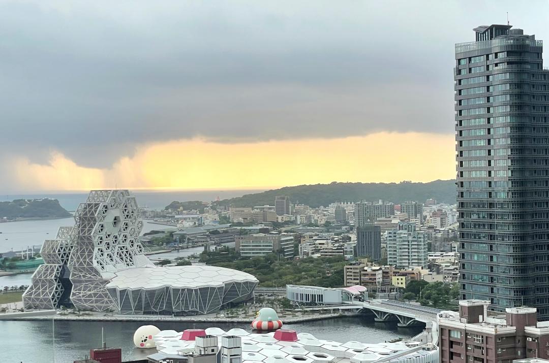 高市愛河港灣生活圈的商圈成熟且生活機能佳，優美水岸綠景，帶動景觀大樓市場蓬勃成長。