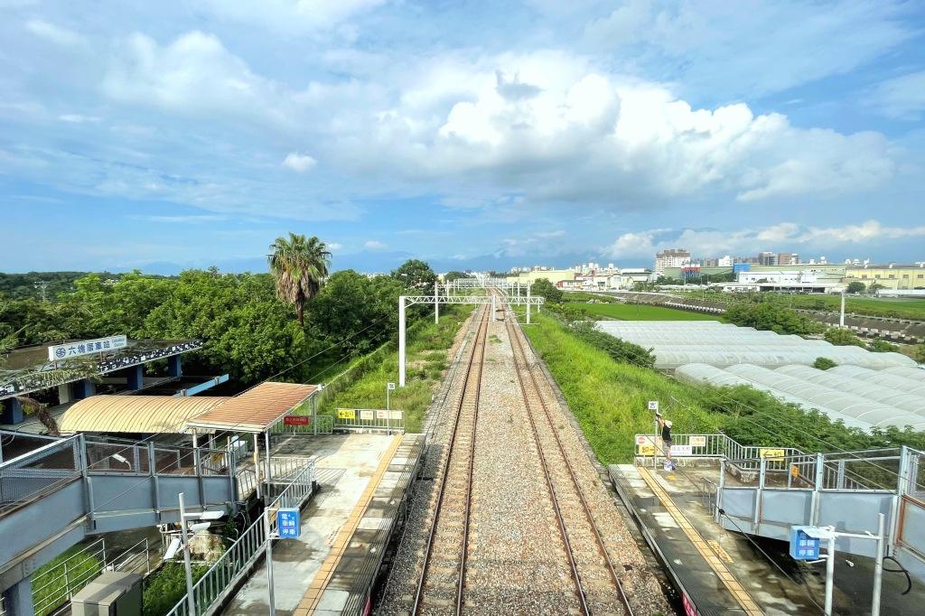 交通部鐵道局目前正在進行高鐵延伸屏東計畫綜合規劃及第二階段環境影響評估，相關規劃方案，屏東縣府皆持續與交通部鐵道局追蹤並掌握工作進度，盼案路線盡速確定進入2階環評。