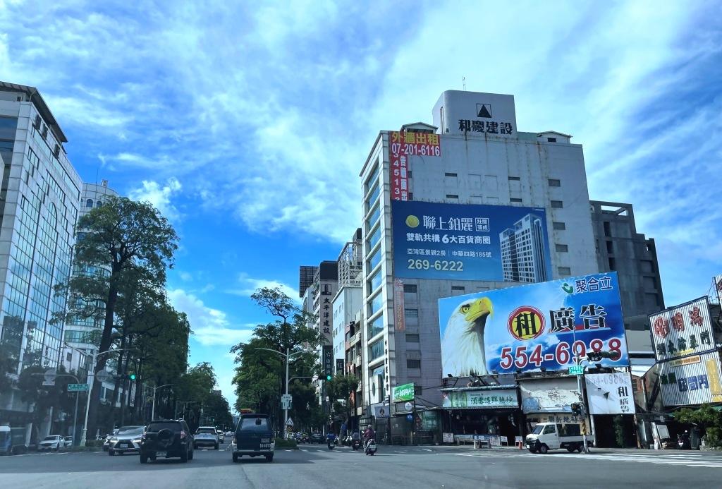 大樓（廈）管理委員會雖非營利性組織，但若有銷售貨物（勞務）行為，將大樓（廈）的外牆、屋頂、陽台出租，仍應依規定辦理稅籍登記，課徵營業稅，否則遭查獲將受罰。