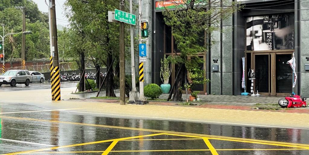 今(25)日高雄市有局部大豪雨或超大豪雨情形，全市119條區域排水系統跟25座滯洪池都全滿，加上沿海地區受天文大潮影響，導致高雄多處出現明顯積淹水災情。