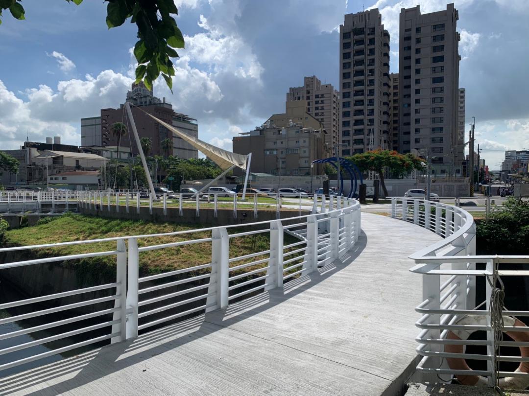 微笑公園與愛河交織於天祥二路，愛河上環狀造型橋梁構成公園內獨有的微笑曲線，然該橋梁經多年使用，原橋梁鋪面已多處破損，為維護行人通行安全，水利局籌措經費約160萬元進行改善，於113年7月重新開放使用。（圖：高市府水利局提供）