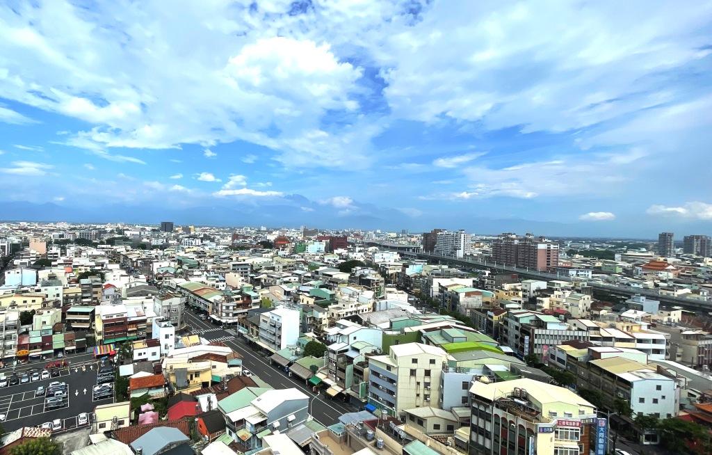 地價稅納稅義務人是以8月31日納稅基準日當日土地登記簿所載的所有權人或典權人，負責繳納今年度的地價稅，9月22日為地價稅適用特別稅率包括自用住宅用地、工業用地等，或減免稅地包括騎樓走廊用地等的申請期限。