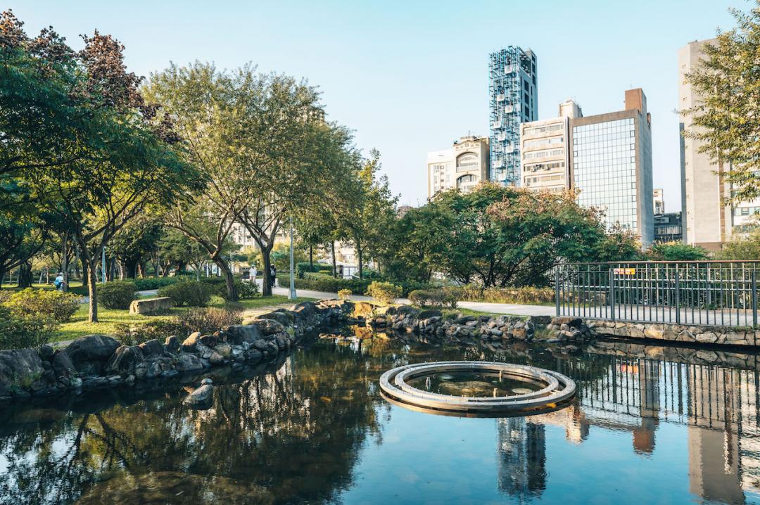 寶舖建案外觀各具特色，「水樹之間」的瀑布外觀，與森林公園相呼應。