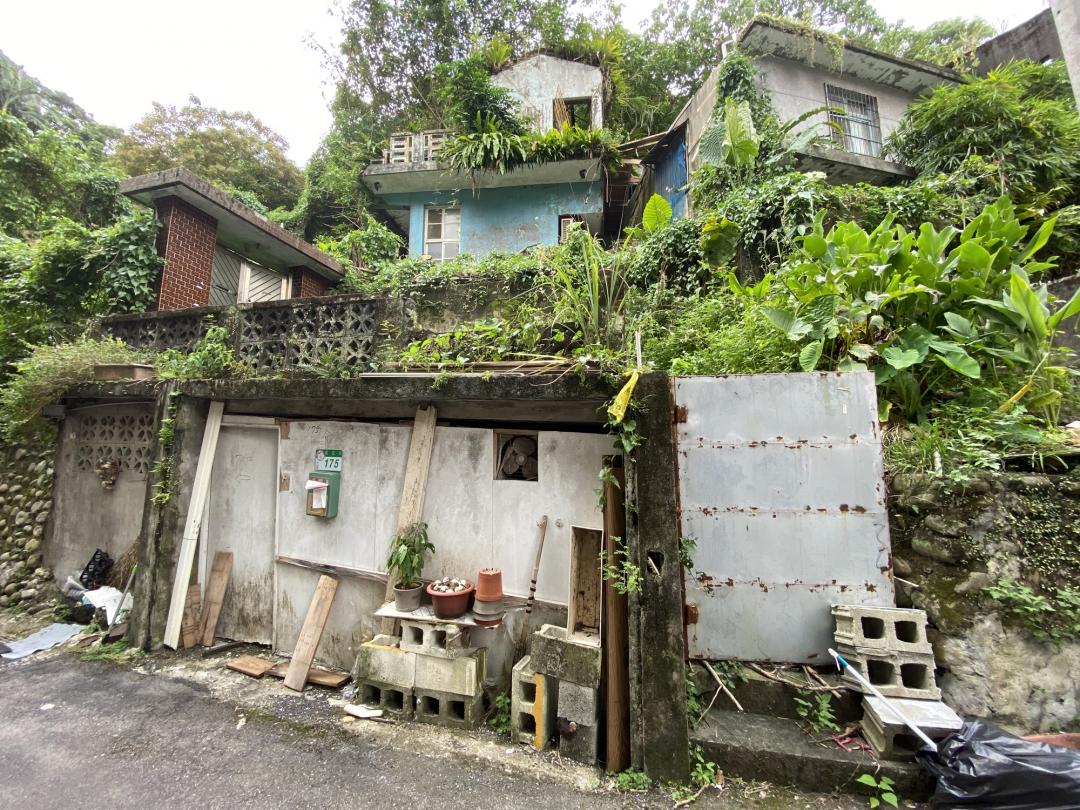 北市文山區萬盛街公辦都更案現況建物老舊殘破，居住環境品質不佳。(圖/新北住都中心提供)