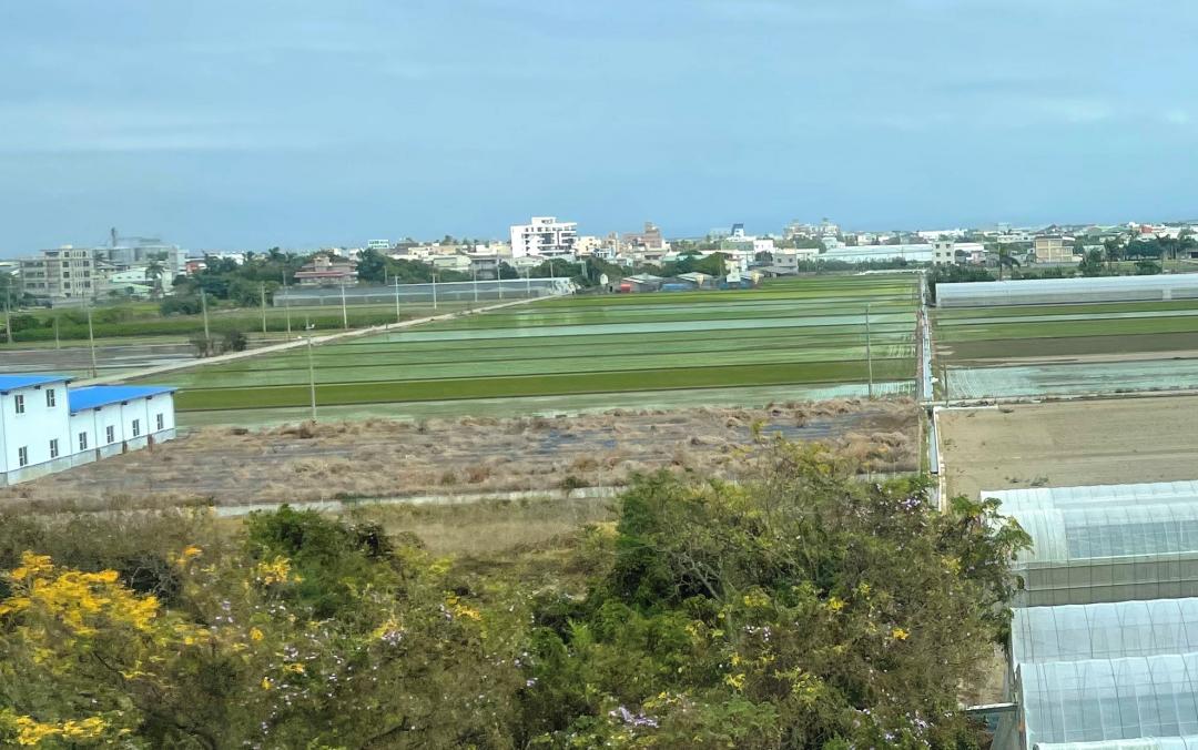 注意土地原本為農業用地，但因都市計畫實施的緣故，即使土地目前已變更為建地，但因為都市計畫的細部計畫尚未完成，現在還不能建築。