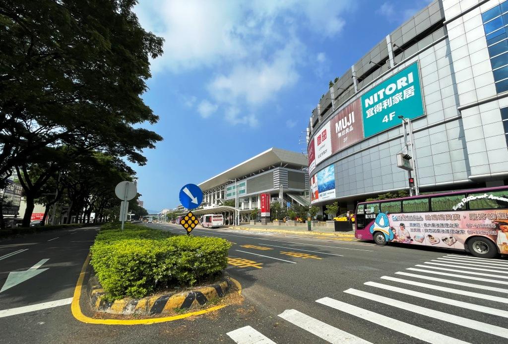 高鐵左營站區由新光三越百貨經營十餘年的彩虹市集將於今年12月租約到期，鐵道局今(16)日公告進行重新招租，租期為20年，續約以一次為限，期間不得超過10年。